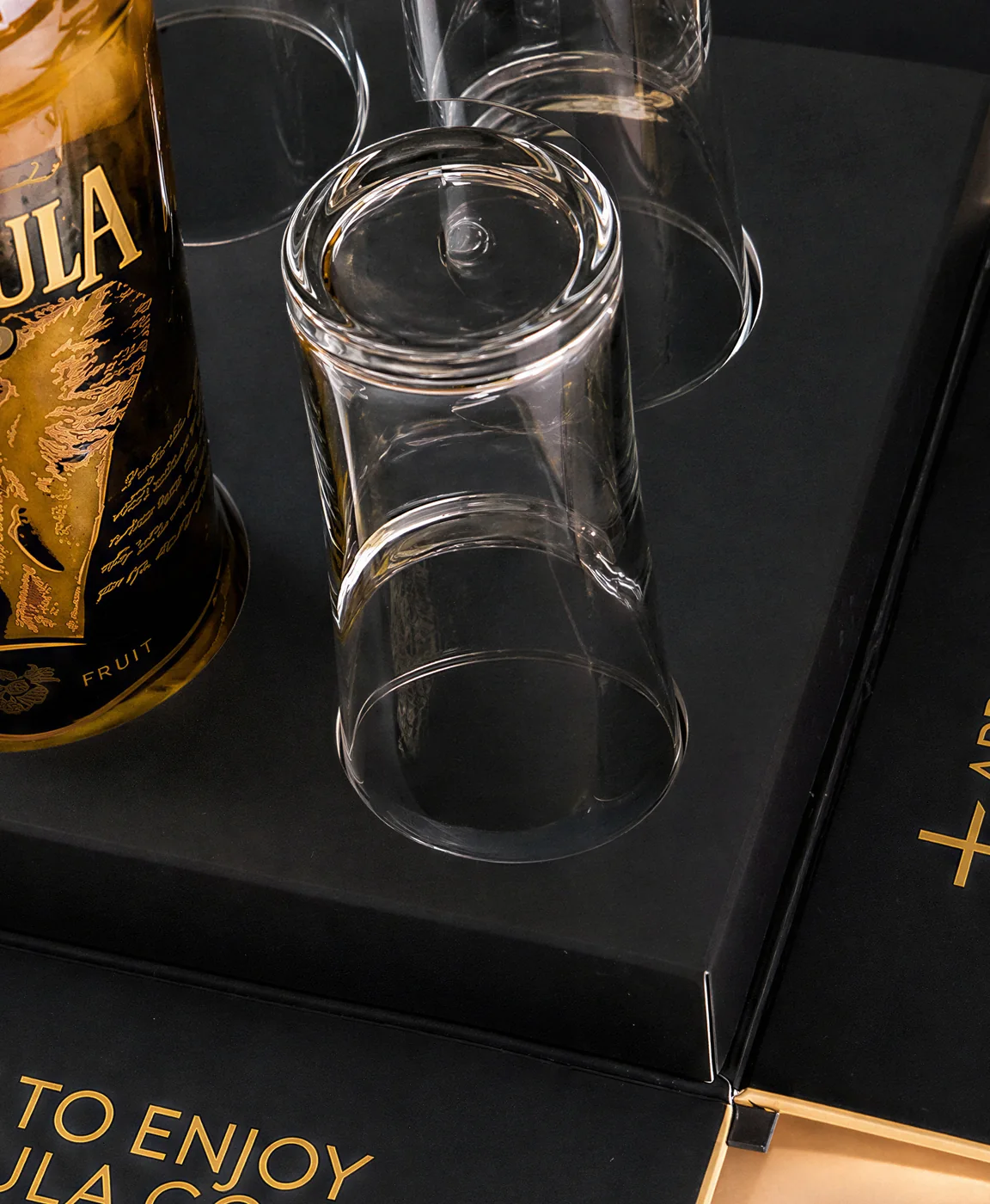 Fitted tray holding the bottle and glasses, close up